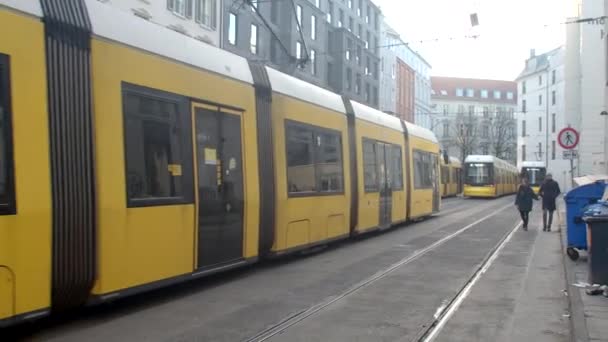Движение Желтого Трамвая Городской Улице Общественный Транспорт Парковка Рельсы Асфальте — стоковое видео
