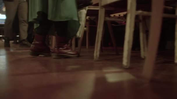 相机在餐厅靴子地板上的移动采取台阶和在地板上的裙子 人们站在地板上 会合点 Berlin Friedrich 2023 — 图库视频影像