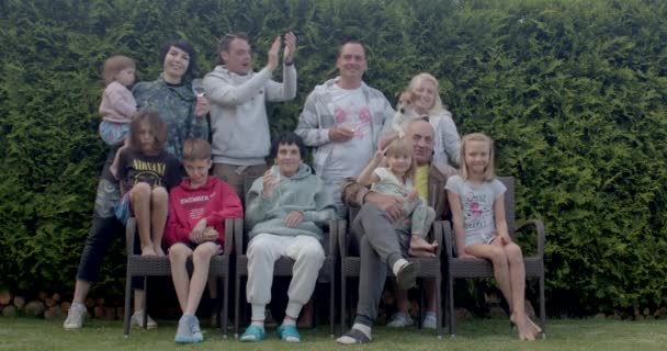 Portrait Large Family Reunification Meeting Parents Sit Middle Children Spouses — Videoclip de stoc