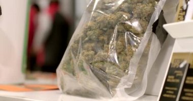 Paketi dinlendirici şifalı otlarla kapatıyoruz. Yasal esrar satışı. Federal ve eyalet marihuana kanunları. Esrar taşımacılığı HHC. 