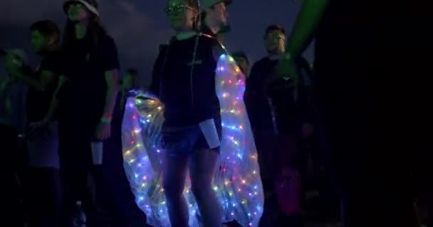 Woman Dancing Dress Light Bulbs Attracting Attention Audience She Holding — Video
