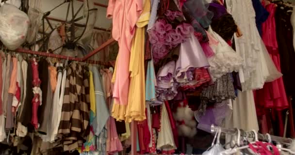 Kleiderständer Der Garderobe Des Theaters Viele Bunte Stoffe Auf Kleiderbügeln — Stockvideo