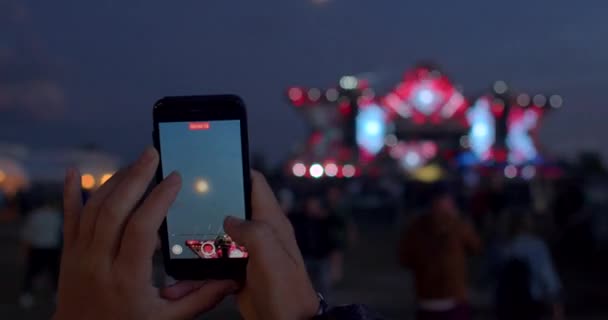 스크린 비추는 가벼운 광선을 사용하여 영상을 손가락으로 확대하는 것이다 축제의 — 비디오