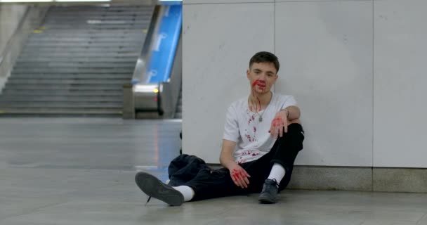 Broken Face Guy Subway Crossing City Sits Floor Waiting Help — Video