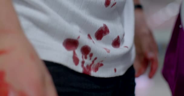 Κόκκινα Σημάδια Λευκό Μπλουζάκι Ματωμένα Ρούχα Μετά Από Καυγά Τύπος — Αρχείο Βίντεο