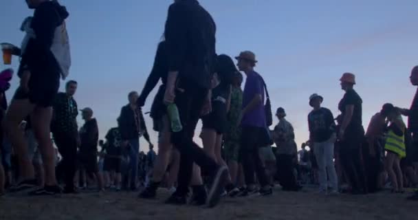 空に対する祭りで観客のシルエット 彼らは動き踊ります 青い空だ Milovice — ストック動画