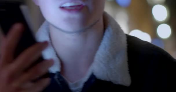Zbliżenie Faceta Trzymającego Telefon Liczącego Wiadomość Dźwiękową Podczas Tańca Ekran — Wideo stockowe