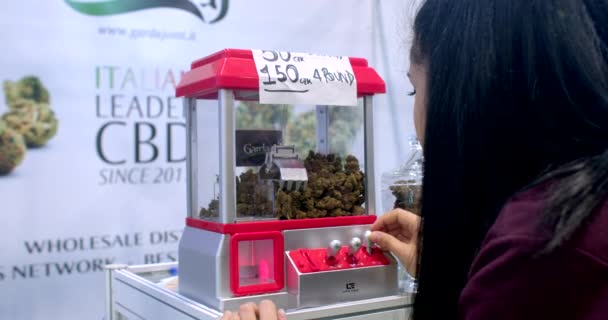 女の子は自動販売機に勝つことで大麻を買う バイヤーの注目を集めるためのインタラクティブなマーケティングツール 2022 Beranovych 667 Prague Czech Republic — ストック動画