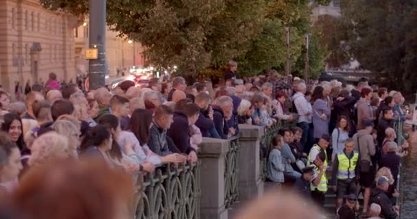Ένα Πλήθος Ανθρώπων Στέκεται Στο Ανάχωμα Του Ποταμού Της Πόλης — Αρχείο Βίντεο