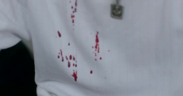 Zbliżenie Czerwonych Kropli Spadających Koszulę Ubrania Krwawa Tkanina Ulicznej Bójce — Wideo stockowe