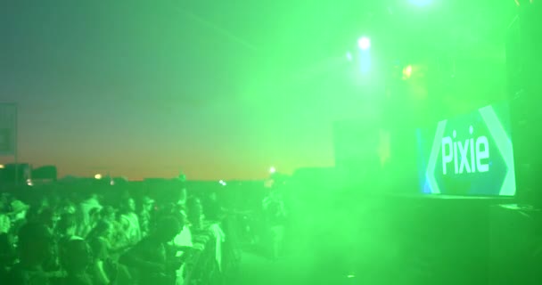 Aktywni Faceci Okularach Tańczący Noc Imprezy Muzyce Porusza Rękami Ostro — Wideo stockowe
