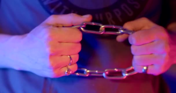 Location Crime Rings Hand Emulation Violence Close Hands Holding Chain — Vídeos de Stock