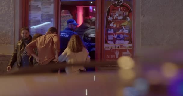 Полиция Входит Дверь Ночного Клуба Люди Передвигаются Через Дверь Внутрь — стоковое видео