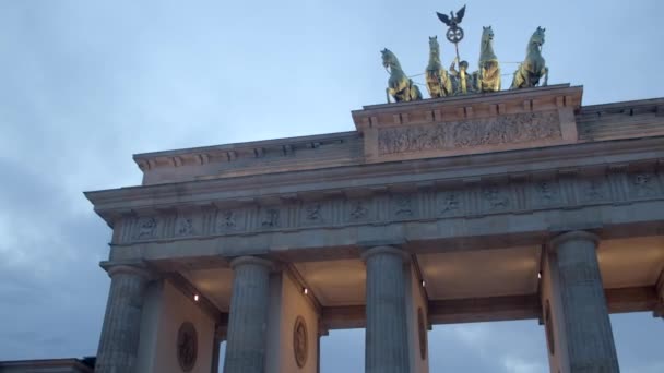 Brandenburg Gate Historical Landmark Center Berlin Concrete Arch Columns Top — 图库视频影像