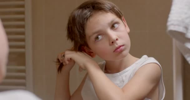 Uzun Saçlı Makasçı Çocukla Örgü Örmek Aynaya Bakmak Bokeh Hareketi — Stok video