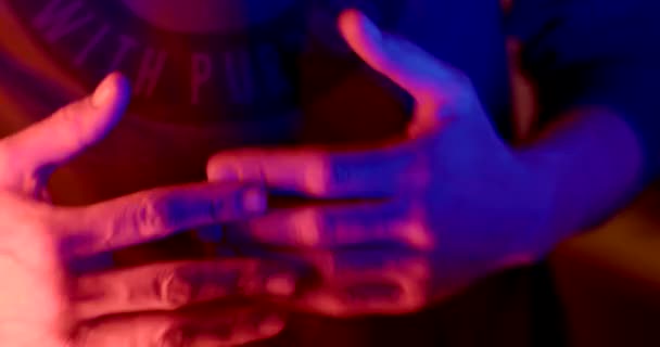 Homem Mostra Mãos Luz Polícia Piscar Luzes Ele Demonstra Pureza — Vídeo de Stock