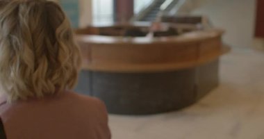 Yumuşak odaklı, kafası karışık, dışarı bakan kadın. Arkadan bak. Yüzü yok. Duygusal yorgunluk hali iş hayatındaki birikmiş stresin duygusal olarak yıpranmış ve tükenmiş hali..