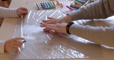 Eller kil modelleme sürecinde tekrarlanan hareketler yapar. Ukraynalı bir mülteciyle sanat terapisi oturumu. 