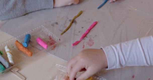 Händerna Lärare Och Barn Individuell Modellering Lektion Effektiv Studie Färger — Stockvideo