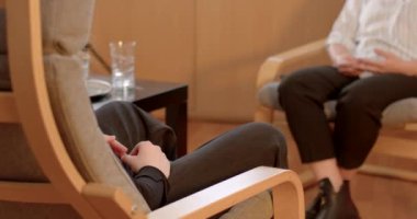 Psikolog ve müvekkil arasındaki sorun çözme etkileşimi, duygusal bağlantı. Empatik dinleme pratiği yap. Mültecilere psikolojik yardım. 