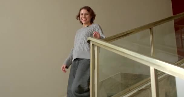 Glückliche Erwachsene Frau Springt Die Treppe Hinunter Nachdem Sie Eine — Stockvideo