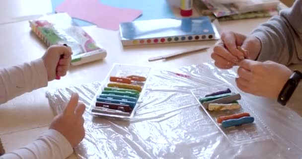 Händerna Lärare Och Barn Individuell Modellering Lektion Effektiv Studie Färger — Stockvideo