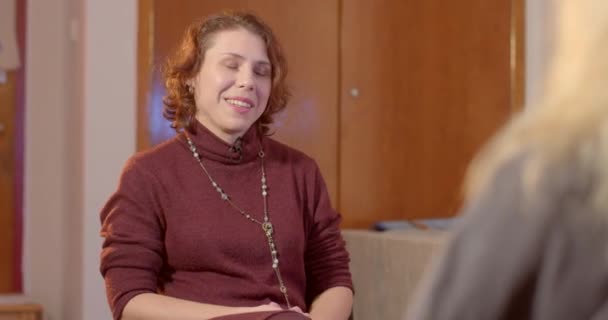 Χαρούμενη Χαμογελαστή Γυναίκα Ραντεβού Ψυχοθεραπεύτρια Ικανοποιημένος Πελάτης Μιλάει Για Επιτεύγματα — Αρχείο Βίντεο