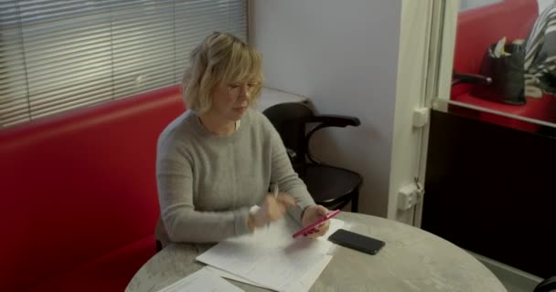 Social Worker Uses Phone Preparing Important Meeting Online Coordination Volunteering — Stock Video