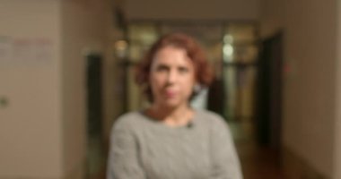 Karanlıktaki kadın portresi. Yüzündeki ciddi ifade gülümseme, kahkaha ve tatmin duygusu ile yer değiştirir. Bokeh 'ten kamera hareketi. Gülen, yüzünü buruşturan, dil gösteren biri..
