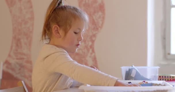 Meisjesportret Tijdens Psychotherapeutische Gedragscorrectie Sessie Zorgen Voor Geestelijke Gezondheid Kind — Stockvideo