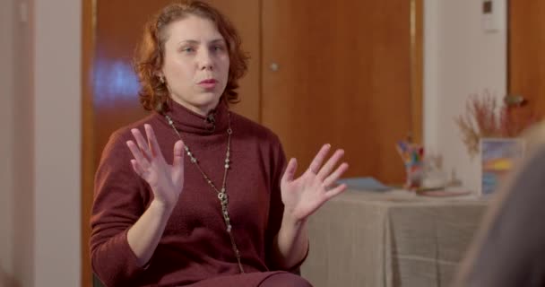Kobieta Spotkaniu Psychoterapeutką Pacjent Mówi Doświadczeniach Gestykulacjach Potrzebie Wyrażania Uczuć — Wideo stockowe
