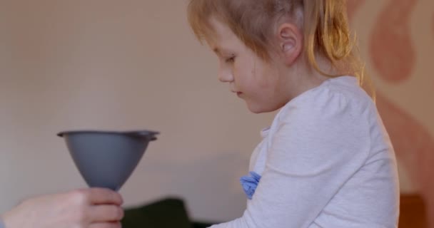 Ребенок Играет Тактильные Игры Психологическая Поддержка Украинских Беженцев Детей Бесплатные — стоковое видео