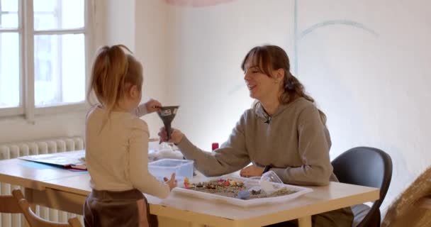妇女和女孩在疗程 和孩子一起学习心理学 玩触觉游戏 为自闭症儿童的语言发展提供小物体和大量材料的课程 — 图库视频影像