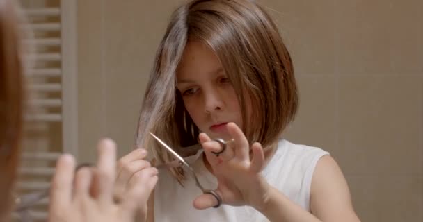 Head Hair Care Trim Dry Ends Hair Scissors Bathroom Removal – Stock-video
