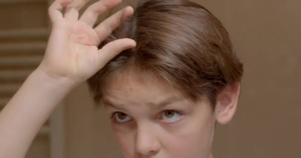 Zbliżenie Twarzy Ciągnie Włosy Rękami Chce Obciąć Kręcone Włosy Zatrzymuje — Wideo stockowe