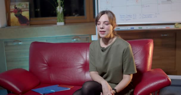 Ung Kvinnlig Lärare Ger Kommentarer Yrkesverksamhet Officiella Nyheter Från Socialtjänsten — Stockvideo