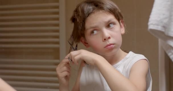 Obcinanie Lepkich Włosów Gumą Żucia Chłopca Obcina Kręcone Włosy Nożyczkami — Wideo stockowe