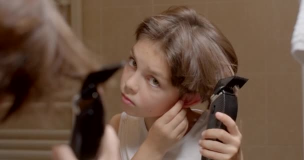 Adam Kendi Saçını Makineyle Kesiyor Kafasını Eğdi Saçları Sarkmıştı Saçın — Stok video