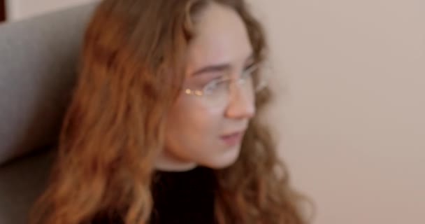 Das Gesicht Eines Teenagers Mit Brille Junges Mädchenporträt Spricht Über — Stockvideo