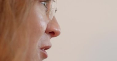Genç kız yüzüne yakın çekim. Genç müşterinin portresi güven ve güven konuşması sırasında psikoterapi seansında gözlük takıyor. Empatik dinleme becerileri kullanarak, ilişkiler geliştirmek. 