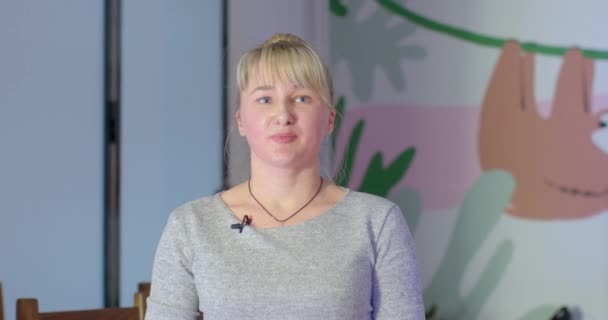 Jonge Vrouw Geeft Commentaar Professionele Activiteiten Officieel Nieuws Sociale Dienst — Stockvideo
