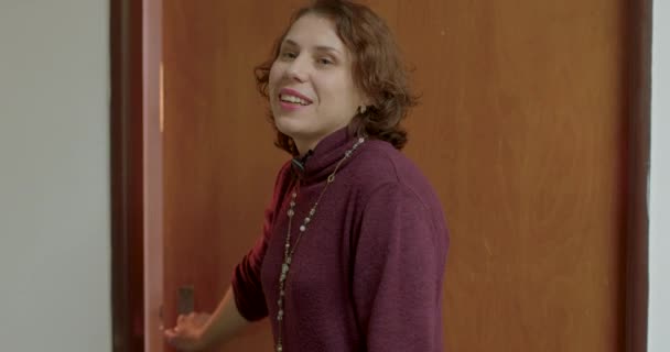 Foto Wanita Bahagia Membuka Pintu Kantor Pelayanan Sosial Dia Berbicara — Stok Video