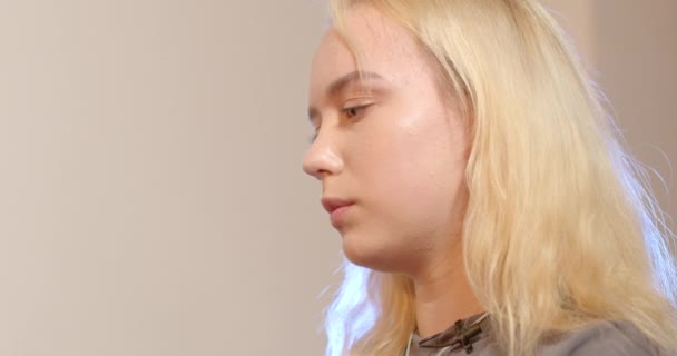 Nahaufnahme Porträt Junges Mädchen Spricht Über Adhs Angststörungen Bei Einem — Stockvideo