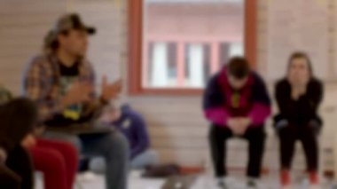 Bokeh 'te tanınmayan insanlar, ev hayatı. Rehabilitasyon merkezi psikoloğu insanlara uyuşturucu bağımlılığında yardım etmekten bahsediyor. Psikoaktif maddeler ve bağımlılıklar alanında eğitim. 