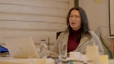 Kadın, yasal tedavisel kullanım ve psikedeliklerin bilimsel araştırmaları hakkında konuşuyor. Okulda uyuşturucu aktivizmi üzerine konuşuyor. 25.02.2023 Rackunai. Litvanya