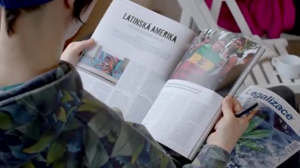 Sebuah Artikel Majalah Ceko Tentang Perang Narkoba Amerika Latin Pendidikan — Stok Video