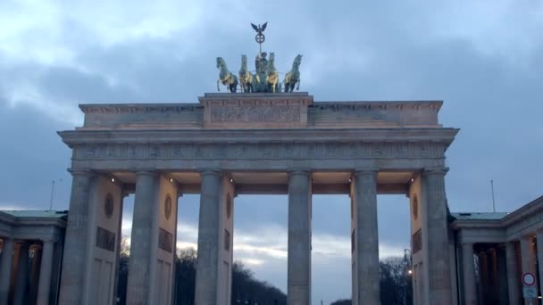 Szczycie Znajduje Się Rzeźba Konia Symbolem Niebie Brama Brandenburska Jest — Wideo stockowe