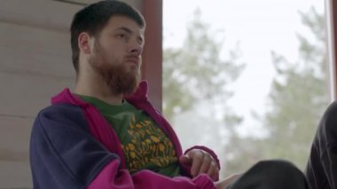 Uyuşturucu aktivizmi öğrencisinin portresi. Tişörte psilosibin mantarı basılmış. Uyuşturucu, psikoaktif maddeler ve insan hakları alanında eğitim. 25.02.2023 Rackunai. Litvanya