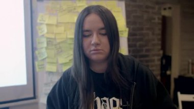 Genç kadın uyuşturucu eğitiminin rolü ve dünyadaki uyuşturucu karşıtı mevzuat sorunundan bahsediyor. Televizyon kanalı yorumları. 25.02.2023 Rackunai. Litvanya