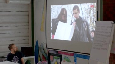 Belarus sivil kampanyasının bir eğitim semineri sırasında Belarus 'u projektör ekranında yasallaştırma faaliyetleri hakkında belgesel medya raporu. Propagandayı ifşa etmek. 25.02.2023 Rackunai. Litvanya